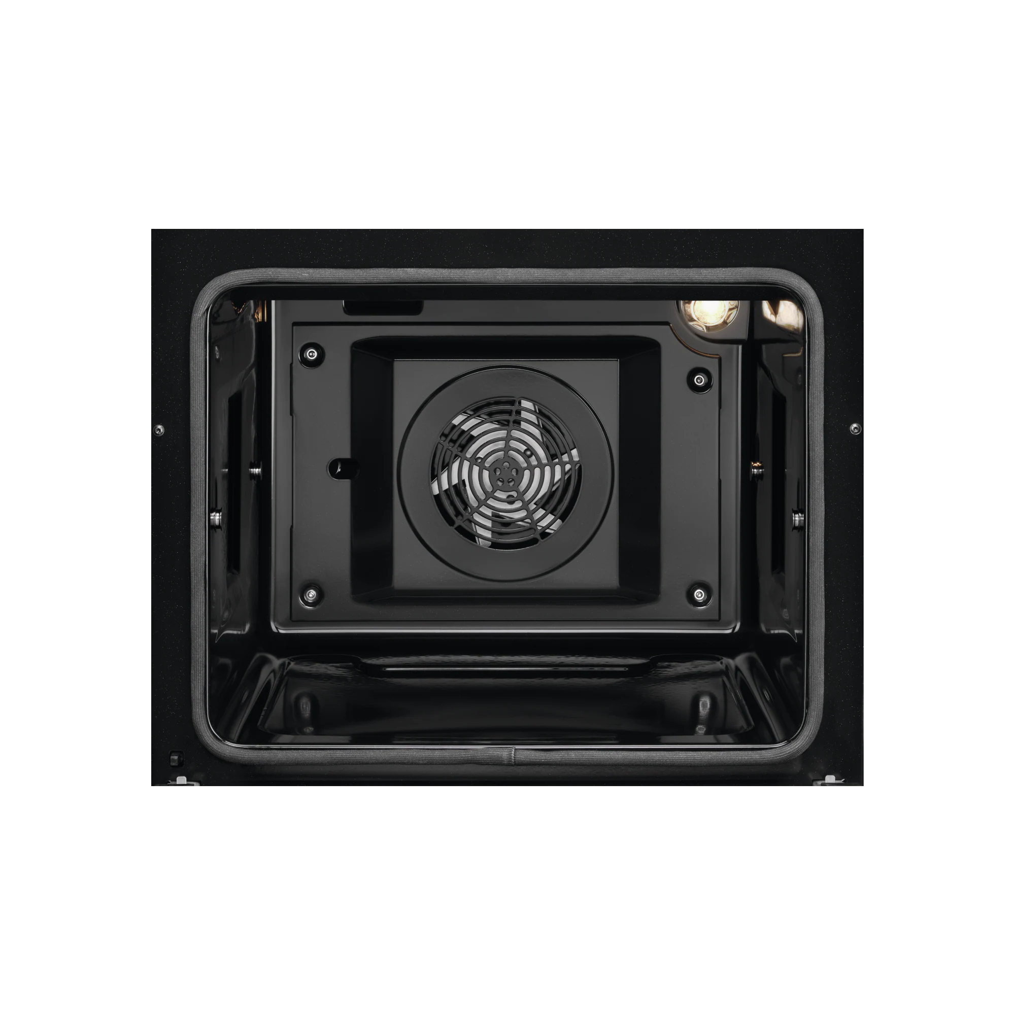 Intérieur d'un four de cuisson noir AEG CIB6490APM vide, mettant en évidence le ventilateur et la lumière à l'arrière.