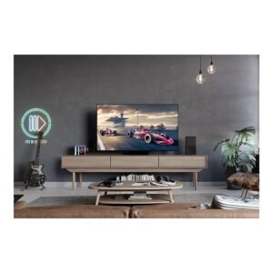Le salon présente une décoration moderne, un élégant téléviseur SAMSUNG TQ77S95D avec un jeu de course, une guitare élégante dans le coin et des néons vibrants sur le mur.