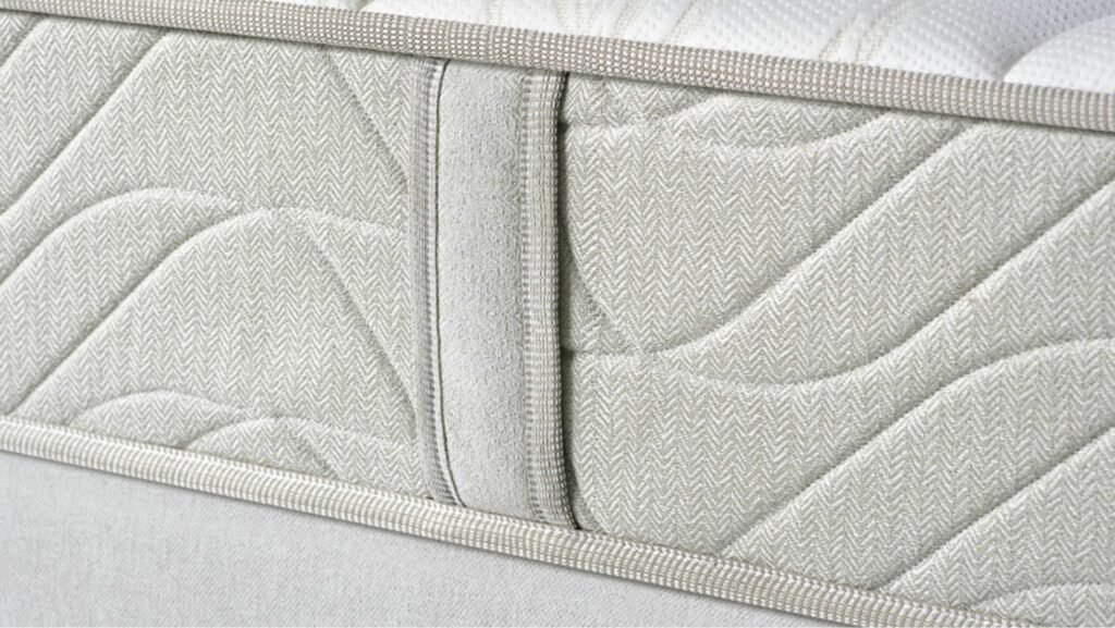 Gros plan sur le matelas EPEDA EMBRUN avec son tissu texturé et ses élégantes coutures en forme de vagues.