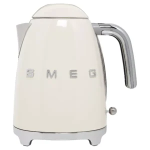 La bouilloire SMEG KLF03BLMEU est dotée d'une finition crème, d'accents chromés et d'un design rétro, présenté ici en vue latérale.