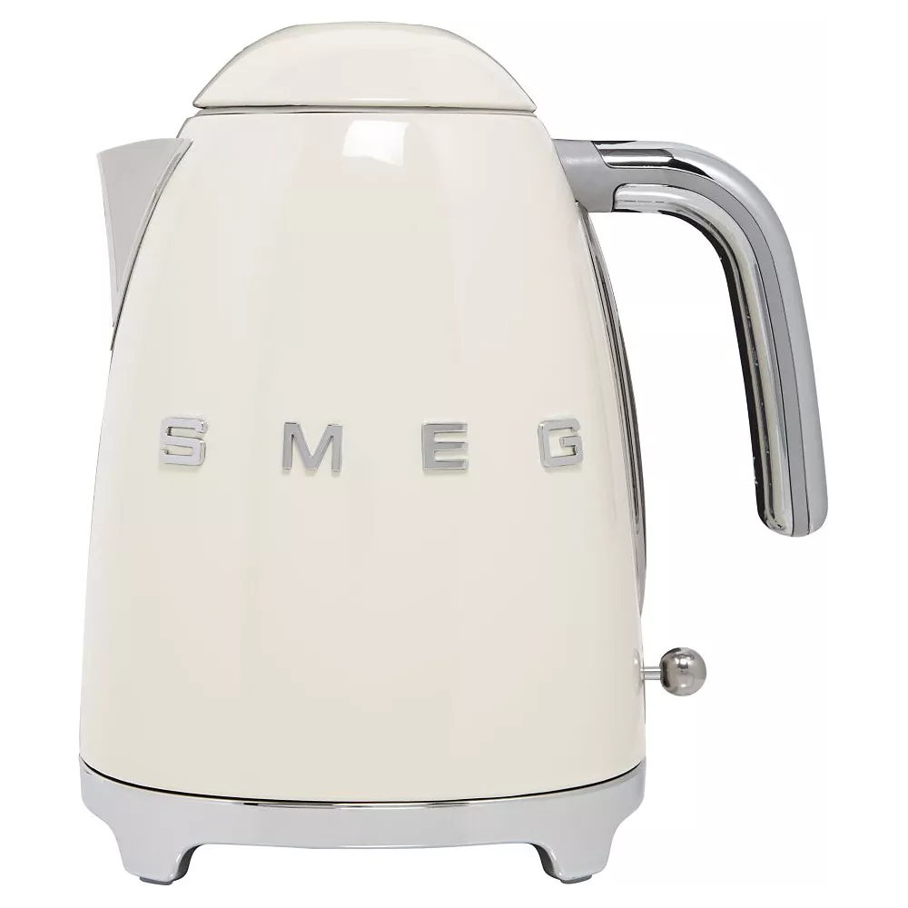La bouilloire SMEG KLF03BLMEU est dotée d'une finition crème, d'accents chromés et d'un design rétro, présenté ici en vue latérale.