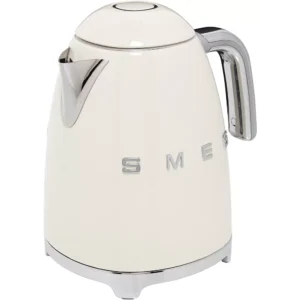 La bouilloire électrique SMEG KLF03BLMEU présente une finition crème, des accents chromés et un design rétro sur fond blanc.