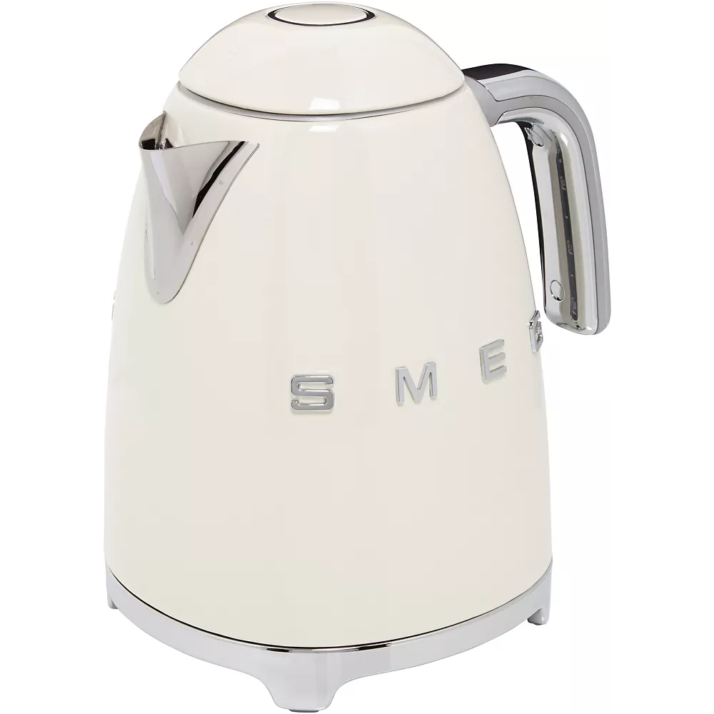La bouilloire électrique SMEG KLF03BLMEU présente une finition crème, des accents chromés et un design rétro sur fond blanc.