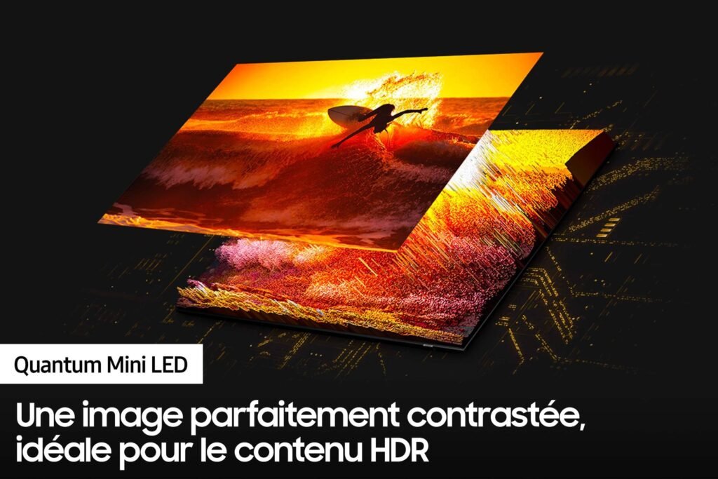 Une image vibrante orange et jaune d'un surfeur sur une vague, affichée sur un écran LED Quantum Mini SAMSUNG TQ75QN85D. Texte français ci-dessous.