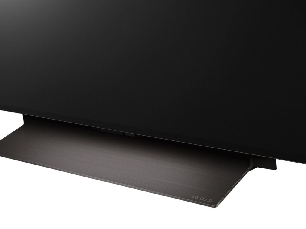 Gros plan de la base du téléviseur LG OLED77C4 mettant en valeur son design minimaliste et élégant et sa finition en métal brossé.