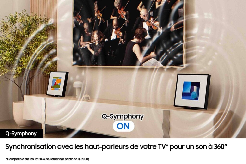 Un salon doté d'un téléviseur et d'un système audio diffusant des ondes sonores vibrantes, mettant en avant la fonction Q-Symphony de Samsung pour un son immersif à 360°. Découvrez le niveau audio supérieur avec le SAMSUNG HW-LS60D.