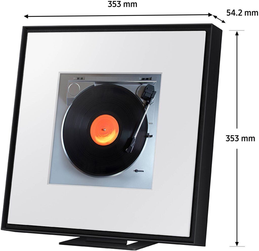 L'écran à cadre carré, mesurant 353 mm de hauteur et de largeur avec une profondeur de 54,2 mm, présente élégamment un disque vinyle noir sur une platine, complétant parfaitement le design élégant de la barre de son SAMSUNG HW-LS60D.