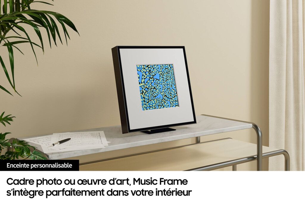 Une œuvre d'art encadrée sur une console dans une pièce minimaliste, avec le texte « Cadre photo ou œuvre d'art », complétée par l'élégante barre de son SAMSUNG HW-LS60D.