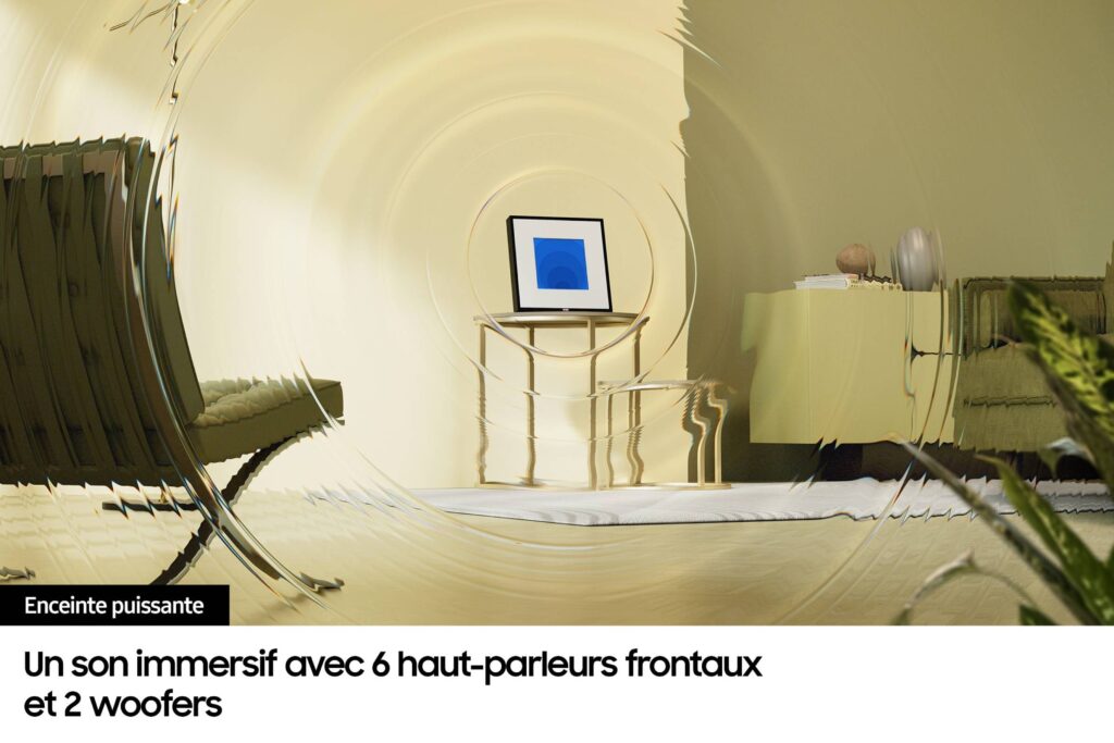 Un salon moderne avec distorsion des ondes sonores, doté d'une puissante enceinte SAMSUNG HW-LS60D placée sur une petite table à côté d'un écran bleu.