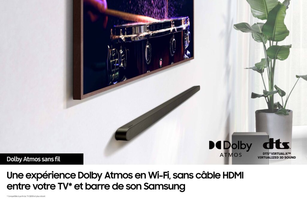 Un téléviseur avec un mur vidéo à tambour fixé au-dessus de l'élégante barre de son SAMSUNG HW-S710D, accompagné du texte français « Dolby Atmos Sans Fils » en bas.