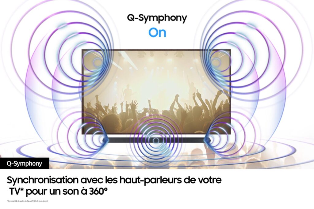 Téléviseur SAMSUNG avec effet de synchronisation audio, scène de concert vibrante à l'écran, texte indiquant « Q-Symphony. Synchronisation avec les haut-parleurs SAMSUNG HW-S710D ».