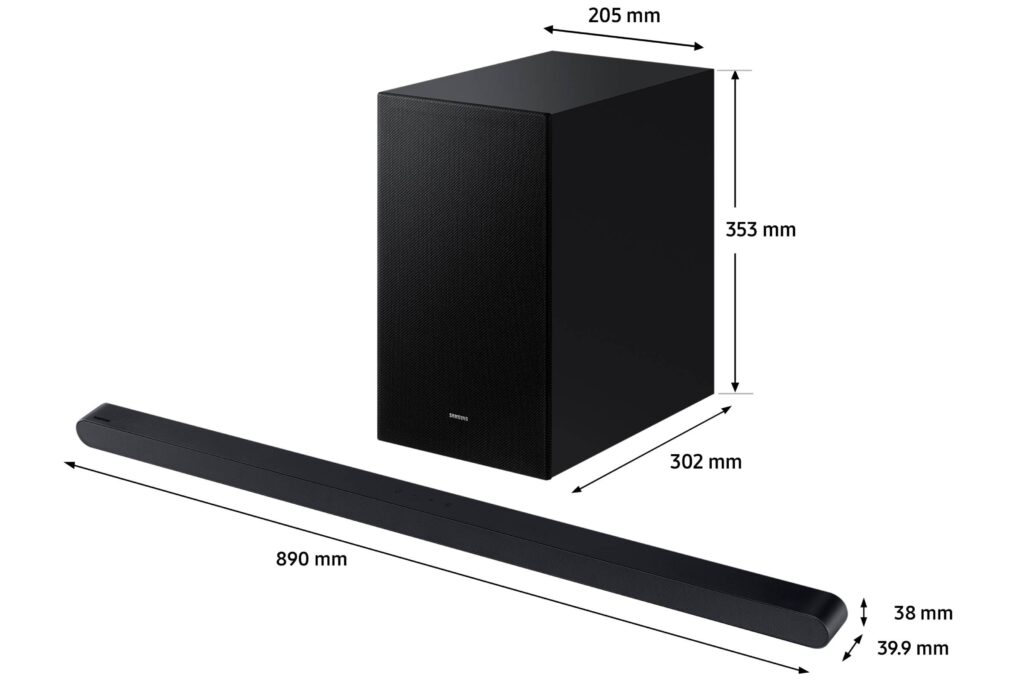 Le SAMSUNG HW-S710D dispose d'une élégante barre de son noire aux dimensions de 890x38x39,9 mm et d'un puissant caisson de basses mesurant 205x353x302 mm.