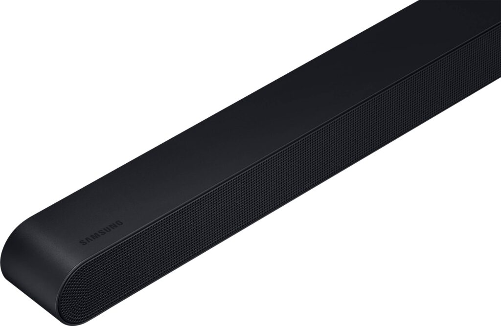 La barre de son SAMSUNG HW-S710D, disponible en noir, présente un design élégant et minimaliste avec un bord incurvé et une grille de haut-parleur orientée vers l'avant.