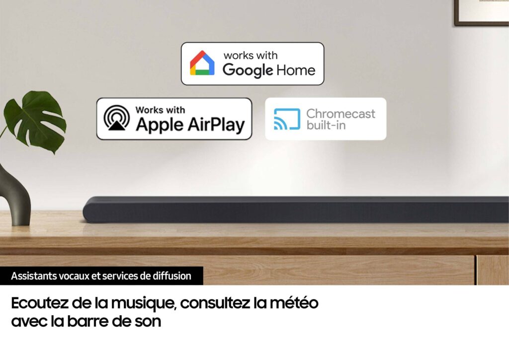 Une barre de son SAMSUNG HW-S710D repose sur une surface en bois ; les logos d'Apple AirPlay, Google Home et Chromecast sont affichés au-dessus, avec du texte français en dessous.