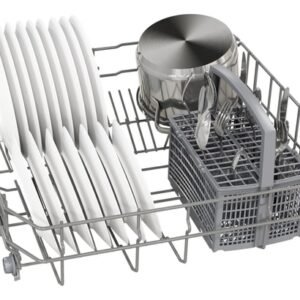 Le lave-vaisselle BOSCH SMS25AW05E comprend un panier chargé d'assiettes blanches, une casserole avec couvercle et des ustensiles soigneusement disposés dans le panier à couverts.