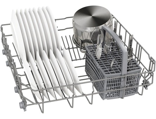 Le lave-vaisselle BOSCH SMS25AW05E comprend un panier chargé d'assiettes blanches, une casserole avec couvercle et des ustensiles soigneusement disposés dans le panier à couverts.