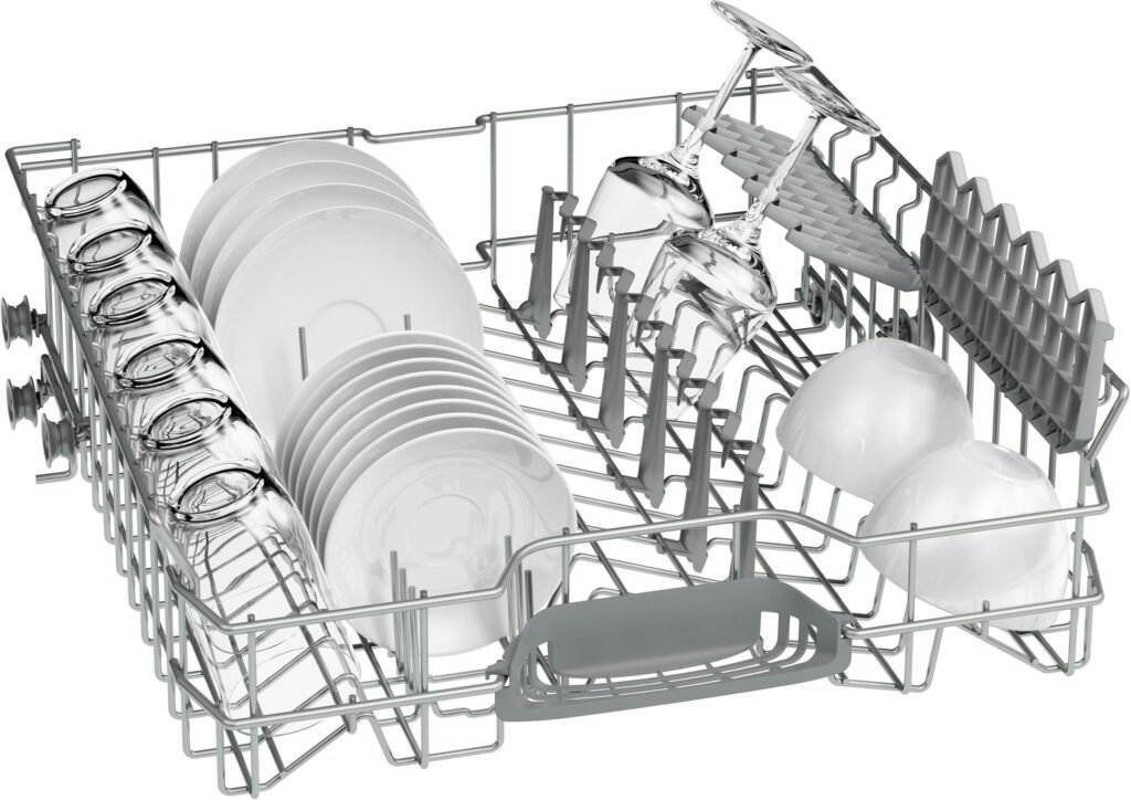 Le panier du lave-vaisselle BOSCH SMS25AW05E est soigneusement organisé avec des assiettes, des bols, des tasses et des verres disposés dans différentes sections.