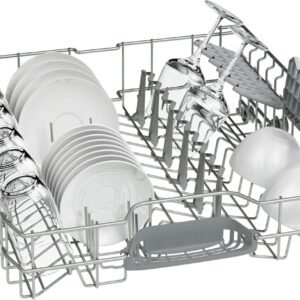 Le panier du lave-vaisselle BOSCH SMS25AW05E est soigneusement organisé avec des assiettes, des bols, des tasses et des verres disposés dans différentes sections.