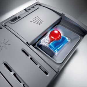 Gros plan du distributeur de détergent du lave-vaisselle BOSCH SMS25AW05E, montrant une dosette de détergent placée à l'intérieur.