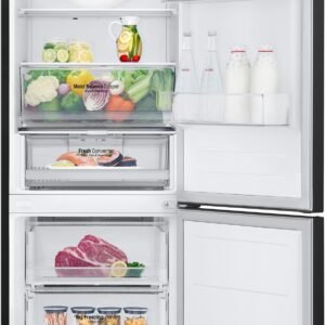 Ouvrez le réfrigérateur LG GBV3100DEP avec ses deux portes pour le trouver rempli d'une variété de fruits, de légumes, de lait, d'œufs, de jus, de viande et d'aliments emballés.