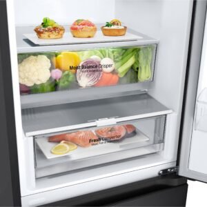 Le réfrigérateur LG GBV3100DEP est ouvert, révélant trois desserts sur l'étagère supérieure, un compartiment rempli de légumes et un tiroir inférieur contenant du poisson.