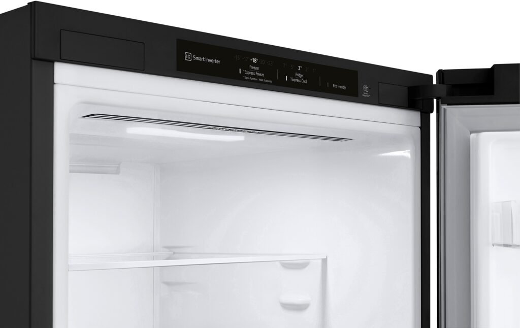 Gros plan d'un réfrigérateur LG GBV3100DEP ouvert, présentant un panneau d'affichage numérique au-dessus de la porte et un intérieur bien éclairé.