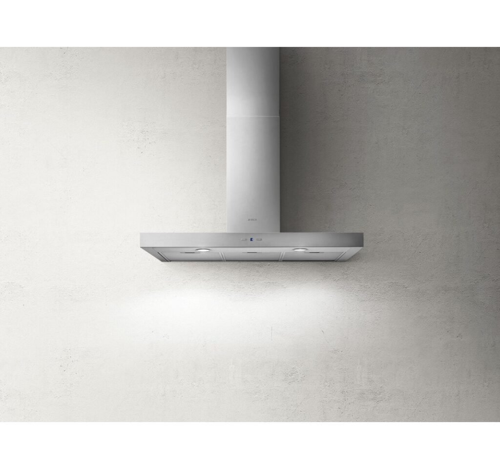 Une hotte de cuisine murale en acier inoxydable ELICA CRUISE IX/A/90, élégante et moderne, se dresse élégamment contre un mur texturé gris clair.