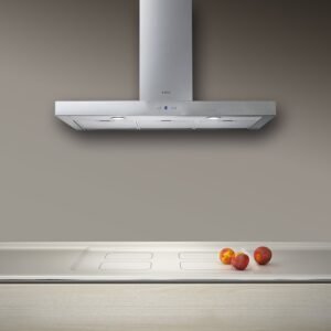 Une hotte de cuisine moderne en acier inoxydable ELICA CRUISE IX/A/90 installée au-dessus d'une table de cuisson avec trois nectarines sur le comptoir.