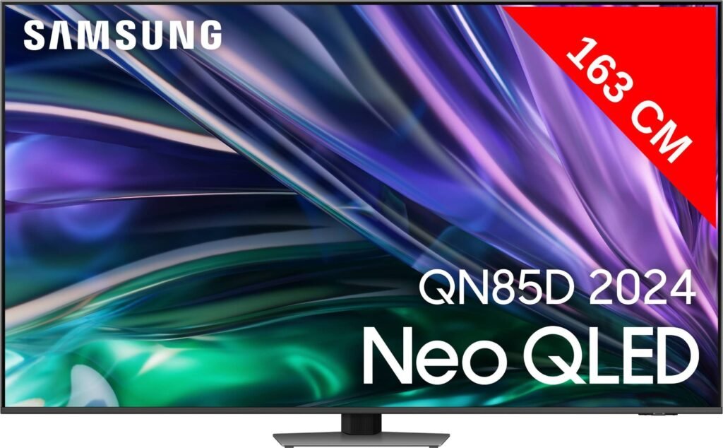 Le modèle SAMSUNG TQ65QN85D 2024 dispose d'un remarquable écran de 163 cm avec un affichage abstrait accrocheur, parfaitement associé à un élégant support noir.