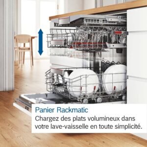 Ouvrez le lave-vaisselle BOSCH SMV6ECX00E et découvrez une vaisselle d'un blanc éclatant et un panier supérieur réglable. Le texte en français souligne la commodité de la fonction Rackmatic.
