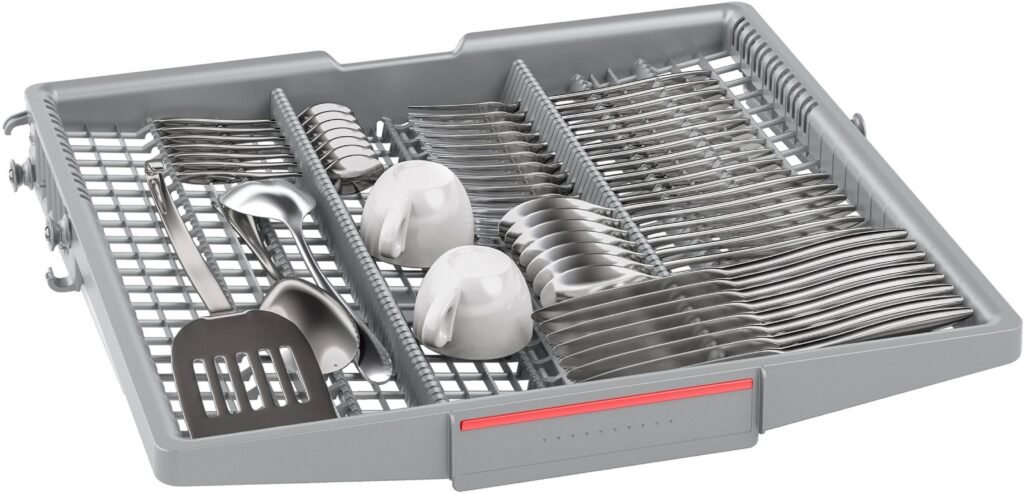 Un panier de lave-vaisselle BOSCH SMV6ECX00E soigneusement organisé avec des couverts et quelques tasses blanches.
