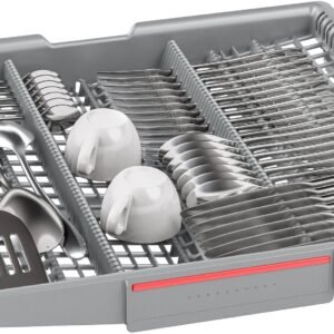 Un panier de lave-vaisselle BOSCH SMV6ECX00E soigneusement organisé avec des couverts et quelques tasses blanches.