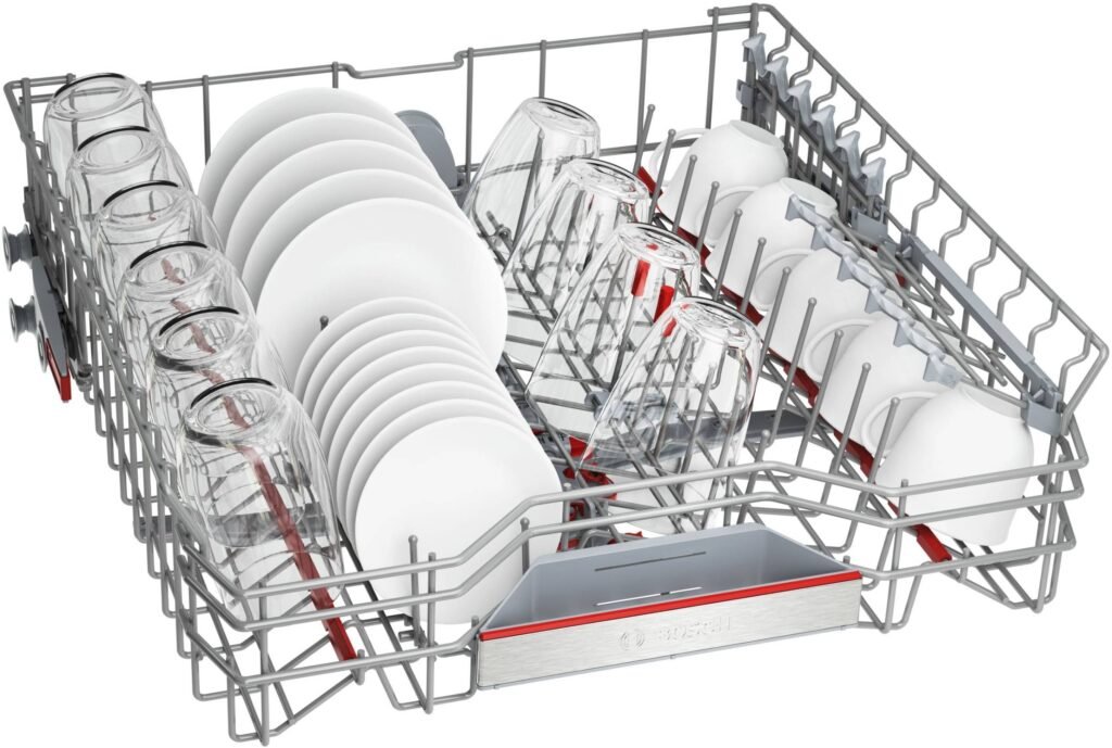 Un lave-vaisselle BOSCH SMV6ECX00E entièrement chargé avec des paniers soigneusement disposés avec des assiettes, des verres, des bols et des ustensiles.