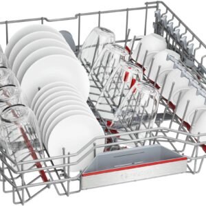 Un lave-vaisselle BOSCH SMV6ECX00E entièrement chargé avec des paniers soigneusement disposés avec des assiettes, des verres, des bols et des ustensiles.