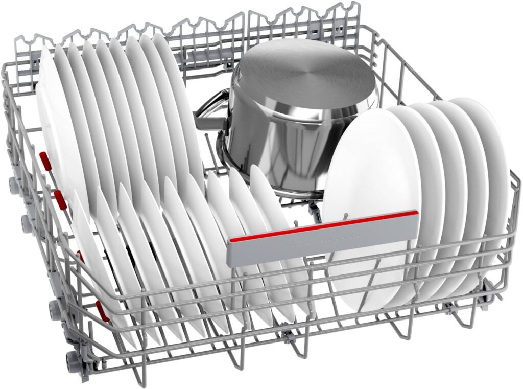 Vue de dessus d'un lave-vaisselle BOSCH SMV6ECX00E chargé d'assiettes blanches et d'une marmite en acier inoxydable.