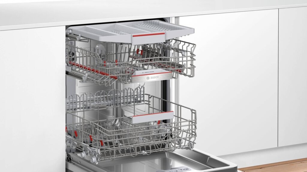 Le lave-vaisselle BOSCH SMV6ECX00E présente un design sophistiqué avec deux grilles coulissantes et un bac à couverts. Cet appareil moderne est équipé d'un intérieur en acier inoxydable pour une durabilité et un style accrus.