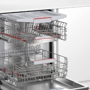Le lave-vaisselle BOSCH SMV6ECX00E présente un design sophistiqué avec deux grilles coulissantes et un bac à couverts. Cet appareil moderne est équipé d'un intérieur en acier inoxydable pour une durabilité et un style accrus.