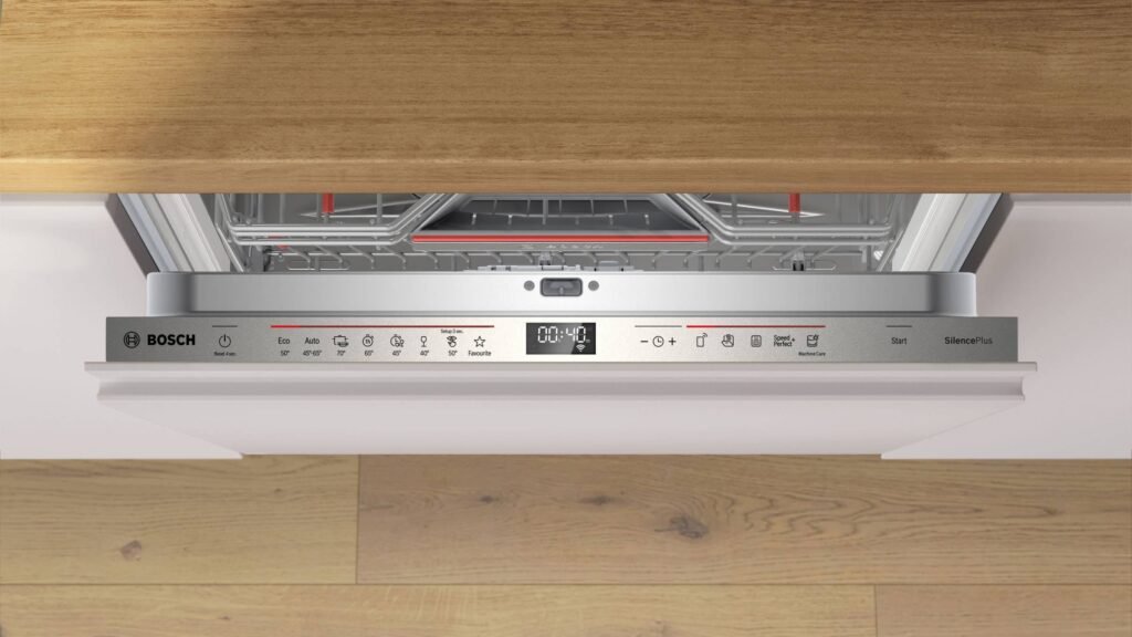 Un lave-vaisselle BOSCH SMV6ECX00E avec sa porte ouverte, affichant plusieurs réglages et une minuterie numérique sur le panneau de commande.
