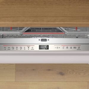 Un lave-vaisselle BOSCH SMV6ECX00E avec sa porte ouverte, affichant plusieurs réglages et une minuterie numérique sur le panneau de commande.