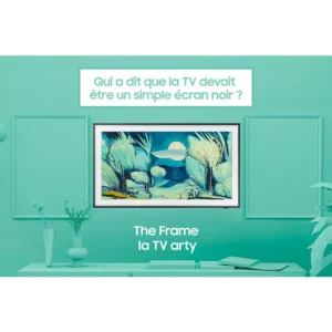 Un téléviseur SAMSUNG TQ43LS03B présente des œuvres d'art sur un mur bleu sarcelle, avec un texte français élégant sur les téléviseurs artistiques et les objets de décoration soigneusement placés en dessous.