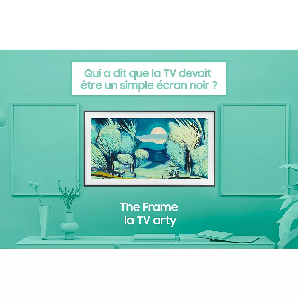 Un téléviseur SAMSUNG TQ43LS03B présente des œuvres d'art sur un mur bleu sarcelle, avec un texte français élégant sur les téléviseurs artistiques et les objets de décoration soigneusement placés en dessous.