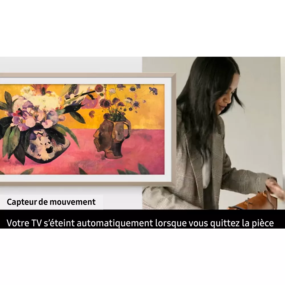 Une femme sort d'une pièce avec un tableau floral ; le texte français met en évidence le téléviseur SAMSUNG TQ43LS03B équipé d'un capteur de mouvement.
