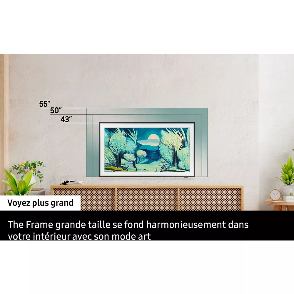 Un téléviseur SAMSUNG TQ43LS03B est monté sur le mur au-dessus d'un meuble, avec des options de taille disponibles de 43", 50" et 55".