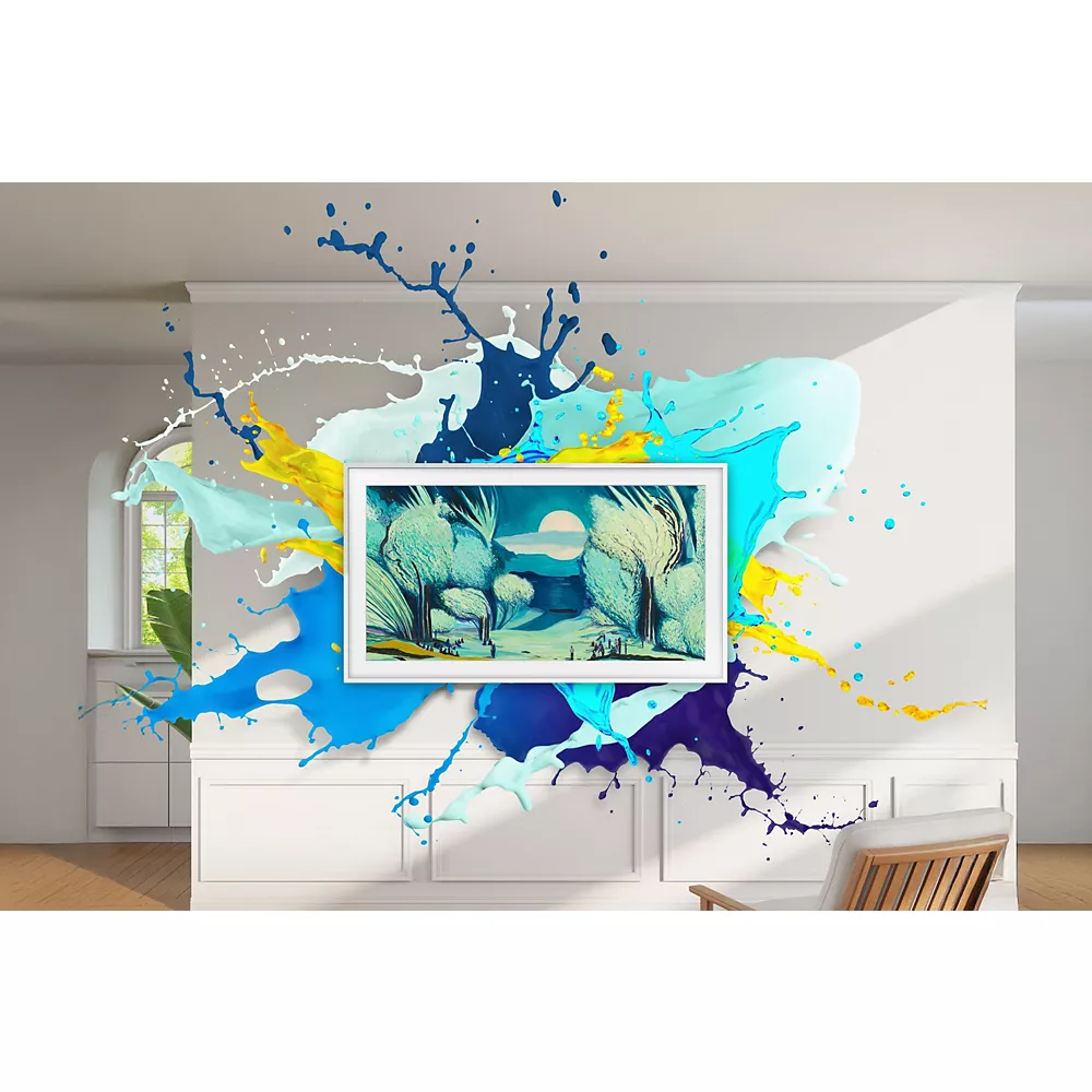 Le téléviseur SAMSUNG TQ43LS03B s'intègre parfaitement dans un salon moderne, son écran ressemblant à une peinture de paysage avec des éclaboussures de peinture vibrantes qui l'entourent sur le mur.