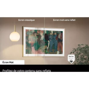 Une œuvre d'art murale sous une lampe affiche un reflet d'écran classique par rapport à un écran mat dans un texte français, mettant en valeur le téléviseur SAMSUNG TQ43LS03B.