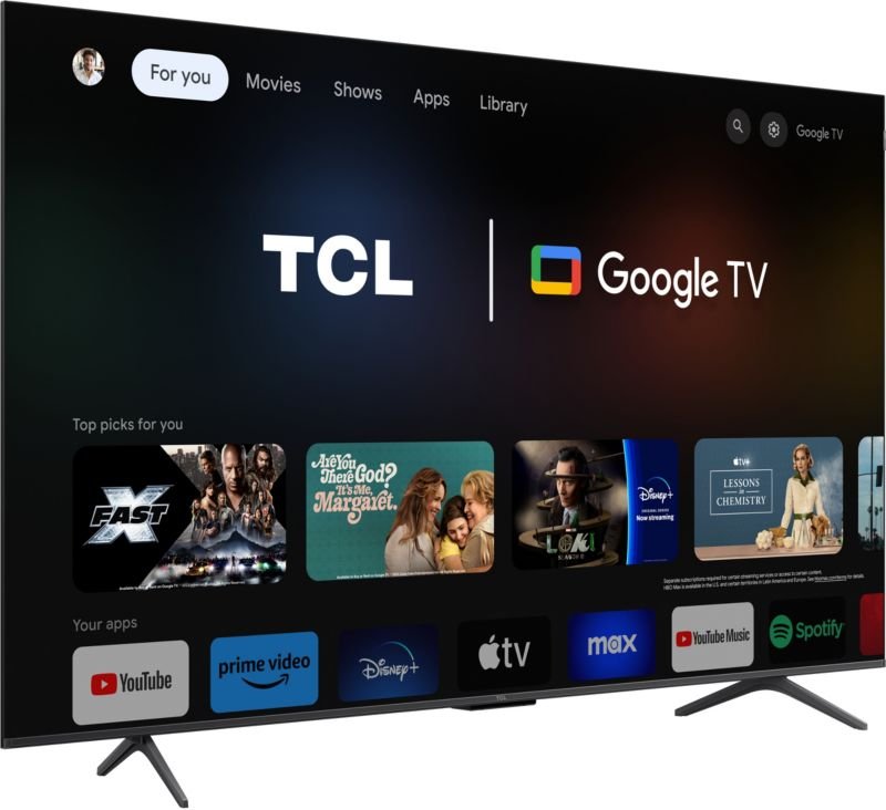 Un TCL 65C72B affichant l'interface de l'écran d'accueil de Google TV avec diverses applications et recommandations de films.
