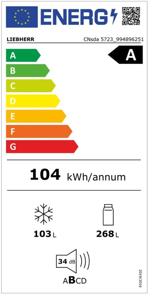 Le réfrigérateur LIEBHERR CNSDA5723-22 affiche une classe d'efficacité énergétique A, avec une consommation annuelle de seulement 104 kWh. Il fonctionne silencieusement avec un niveau sonore de 34 dB et offre un grand espace de rangement avec un congélateur de 103 L et un réfrigérateur de 268 L.