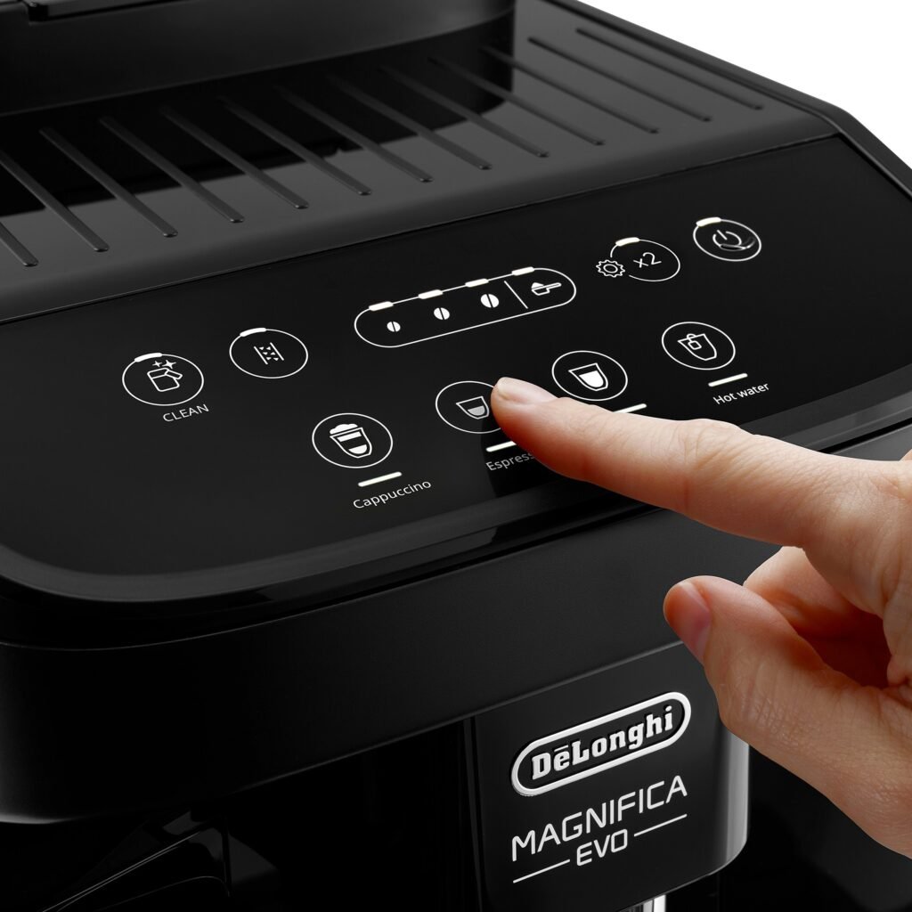 Gros plan de la main d'une personne appuyant sur le bouton « Espresso » sur le panneau tactile d'une machine à café DELONGHI ECAM293.52B MAGNIFICA.