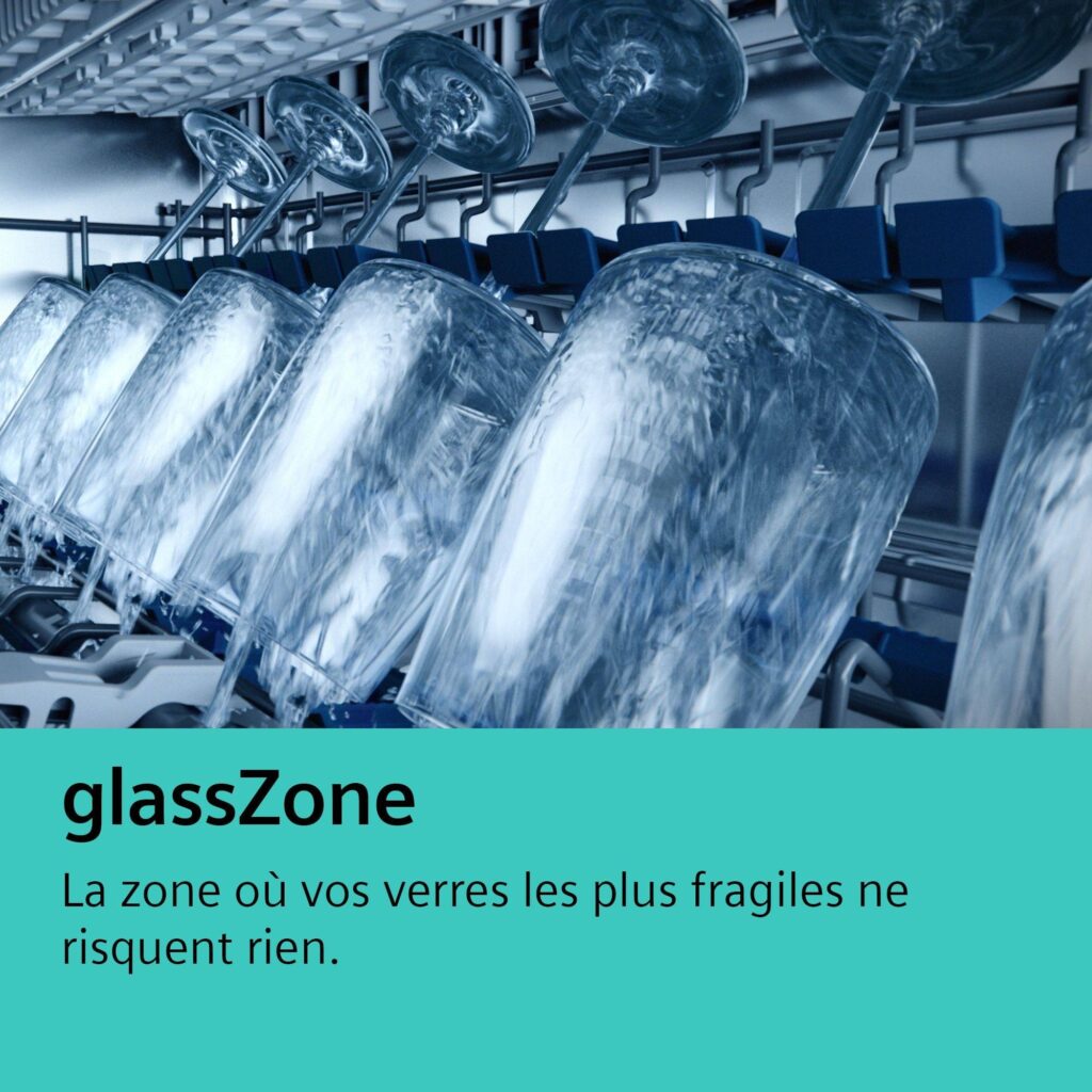 Photo en gros plan de la verrerie placée en toute sécurité dans la section spécialisée glassZone d'un lave-vaisselle SIEMENS SN65EX10CE, avec du texte français présent.