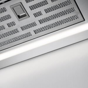 Vue rapprochée de la hotte de cuisinière AEG DVK6981HR en acier inoxydable, dotée d'un éclairage LED intégré et d'une grille d'aération.